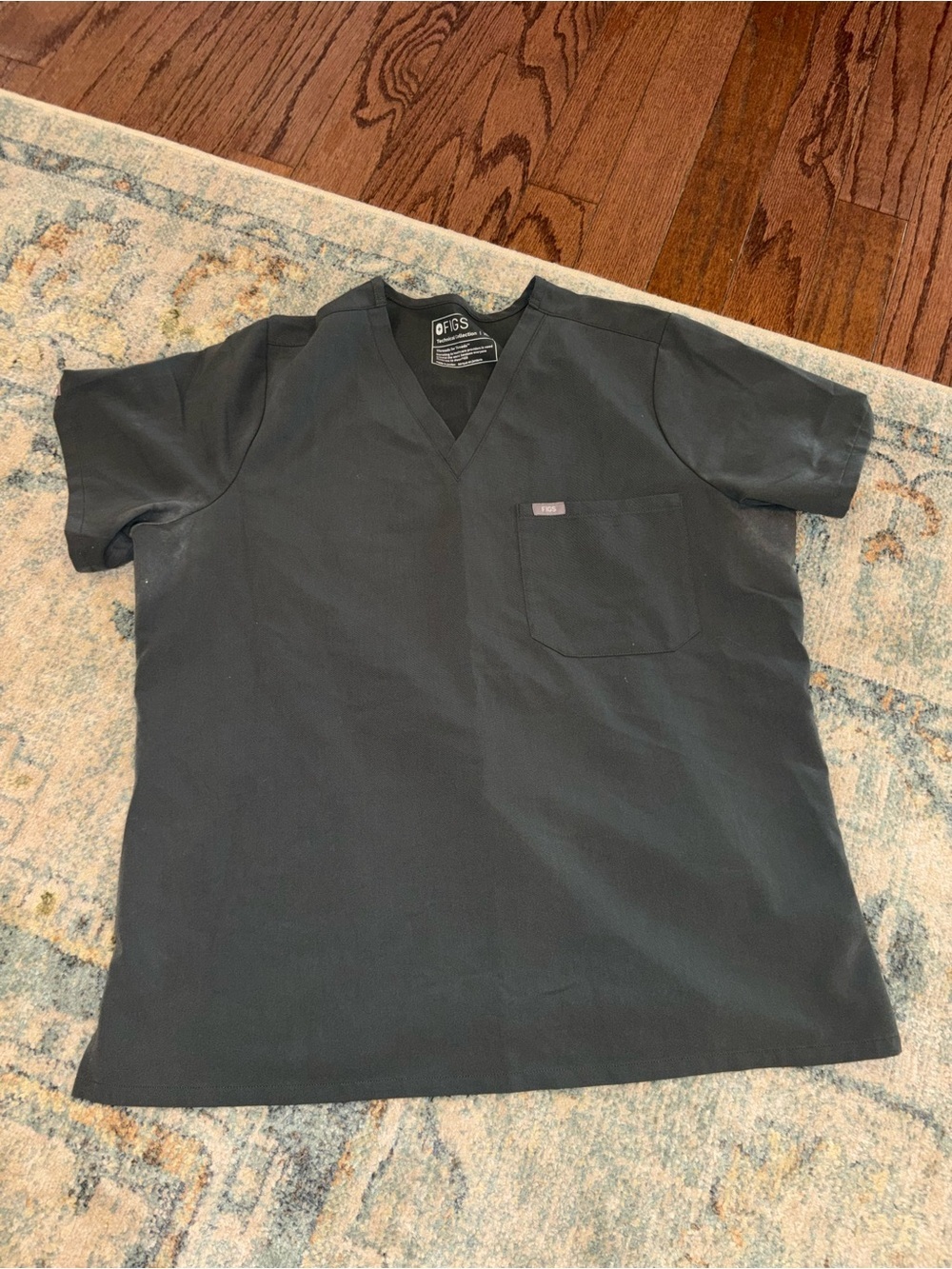 FIGS women’s one pocket scrub top